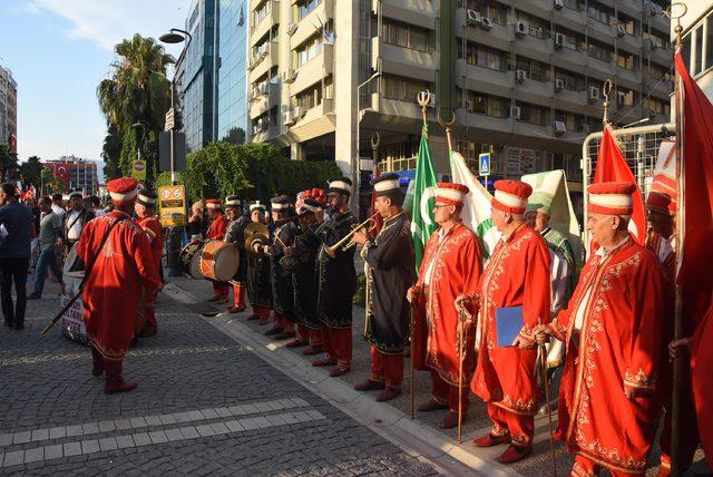 İzmir'de, Konak Meydanı'ndaki 15 Temmuz etkinliği başladı