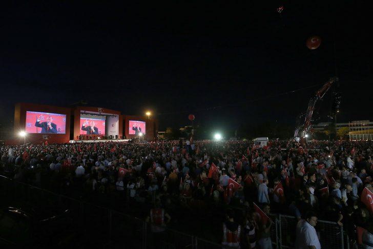 Vatandaşlar 15 Temmuz anma töreni için Atatürk Havalimanı'na akın etti G5