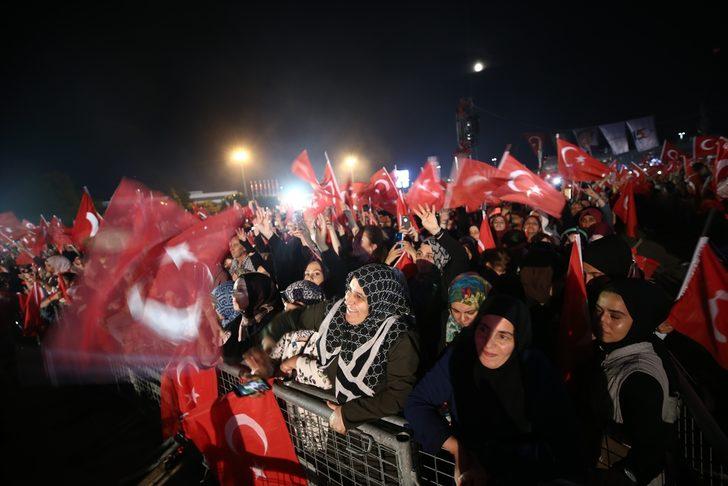 Vatandaşlar 15 Temmuz anma töreni için Atatürk Havalimanı'na akın etti G4