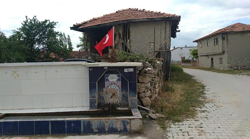 15 Temmuz Demokrasi Şehitleri G&uuml;n&uuml;&rsquo;nde b&uuml;t&uuml;n k&ouml;y&uuml; bayraklarla donattılar