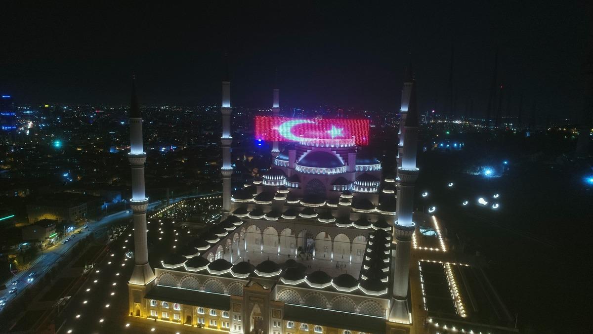 &Ccedil;amlıca Camii'nde 15 Temmuz'a &ouml;zel dev led T&uuml;rk Bayrağı