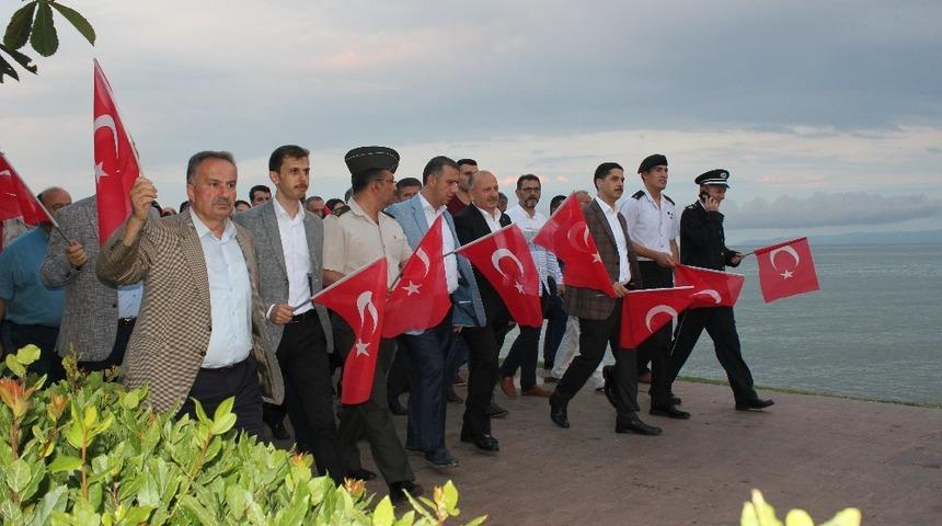 &Uuml;nyeli vatandaşlar meydanlara indi