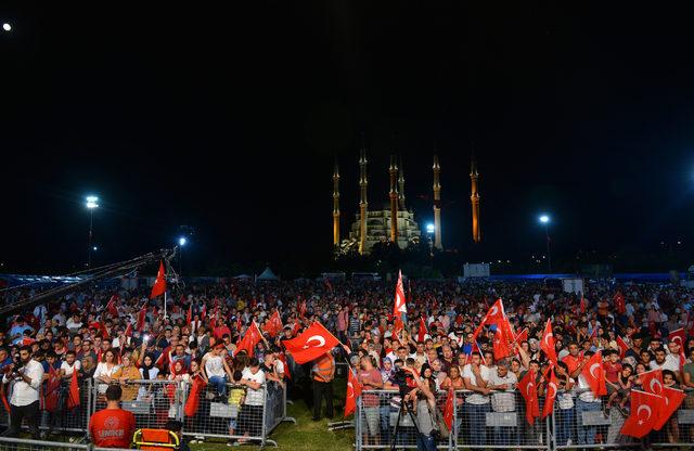 Adana'da 15 Temmuz anma etkinliğine on binler katıldı