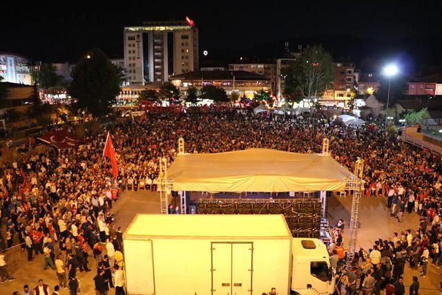 Niğdeliler, Ömer Halisdemir Meydanı'nda demokrasi nöbeti tuttu