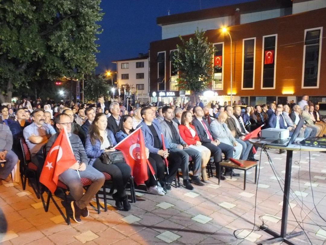 Pazaryeri il&ccedil;esi 15 Temmuz&rsquo;da birlik beraberlik mesajı verdi.