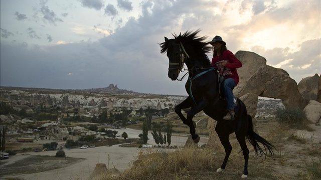Rüyada ata binmek ne anlama gelir? Rüyada gelinlikle, huysuz ata binmek ne demek?