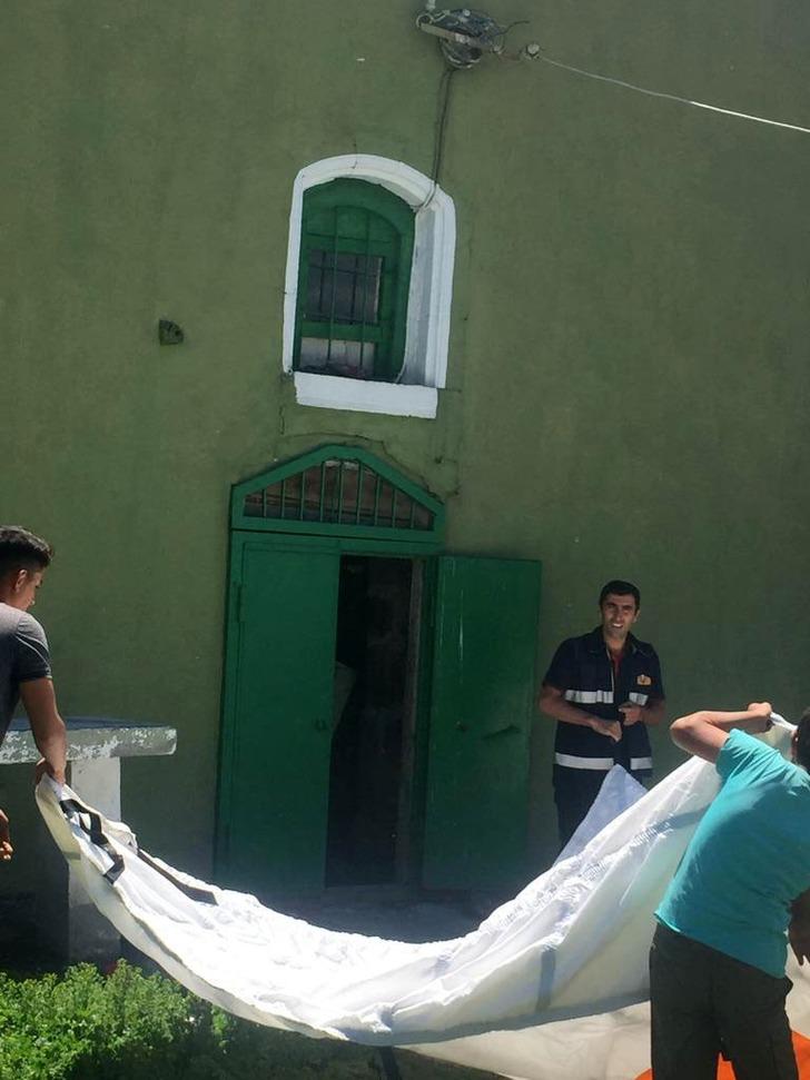 Kars’ta intihar etmek isteyen kız çocuğunu itfaiye eri kurtardı G3