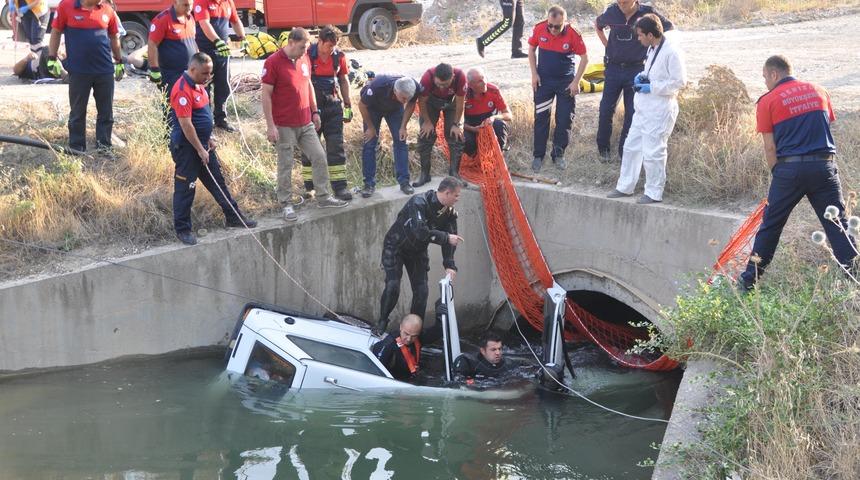 Otomobil sulama kanalına uçtu: 2 ölü