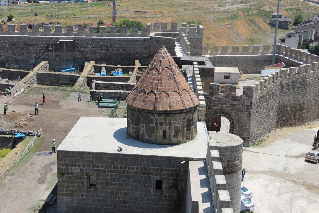 Saat kulesi mescit minaresi olarak inşaa edilmiş