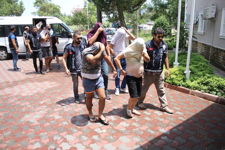 Katalogdan beğendikleri kızları seçmelerini isteyip... Hepsi ortaya çıktı! G1