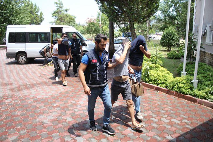 Katalogdan beğendikleri kızları seçmelerini isteyip... Hepsi ortaya çıktı! G2