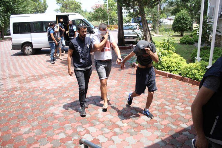 Katalogdan beğendikleri kızları seçmelerini isteyip... Hepsi ortaya çıktı! G3