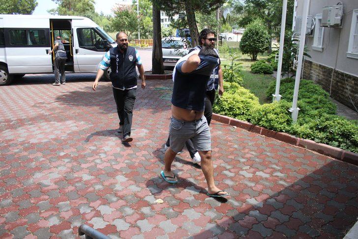 Katalogdan beğendikleri kızları seçmelerini isteyip... Hepsi ortaya çıktı! G4