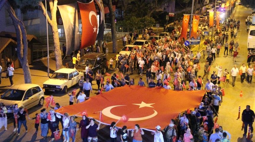 Kuyucak’ta  mehterli ‘Demokrasi ve Milli Birlik’ yürüyüşü