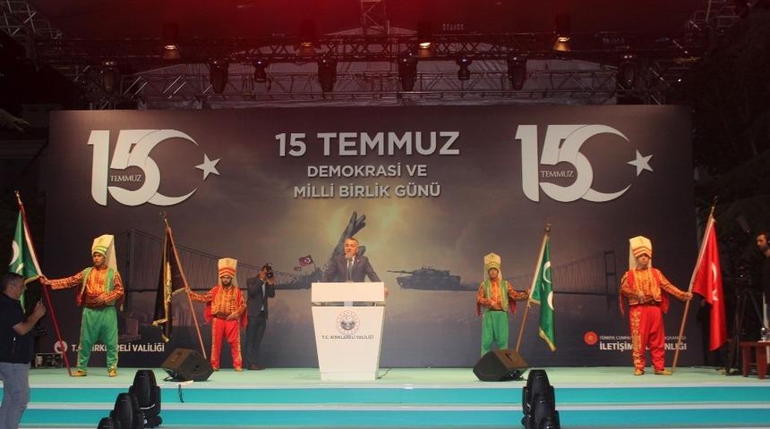 Vali Bilgin: "İçki masalarında ’yaşasın darbe’ diyen belediye başkanlarını lanetliyorum"