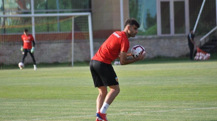 Taraftar Deniz T&uuml;r&uuml;&ccedil;&rsquo;&uuml;n gitmesini istemiyor