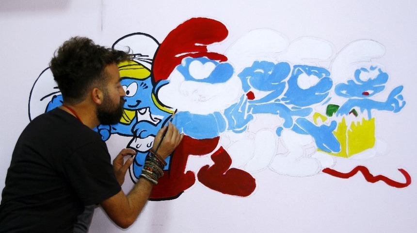 Y&uuml;ksekovalı &ouml;ğretmen, &ccedil;ocuklar i&ccedil;in duvarları renklendiriyor