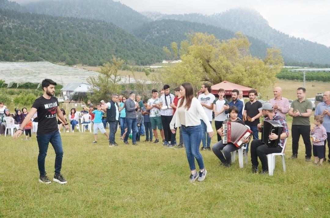 Y&uuml;zlerce &Ccedil;erkes, yaz şenliğinde buluşup atalarını andı