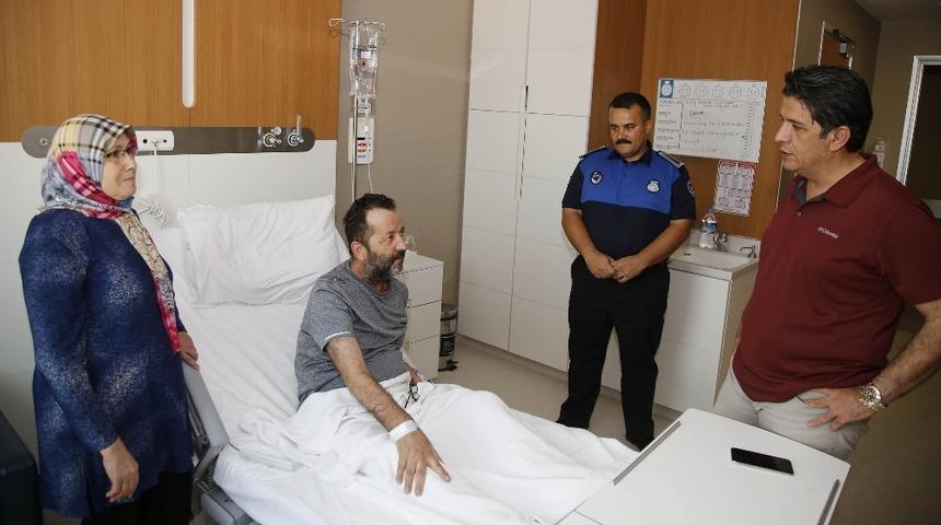 Başkan Gen&ccedil;, tedavi g&ouml;ren zabıta memurunu ziyaret etti