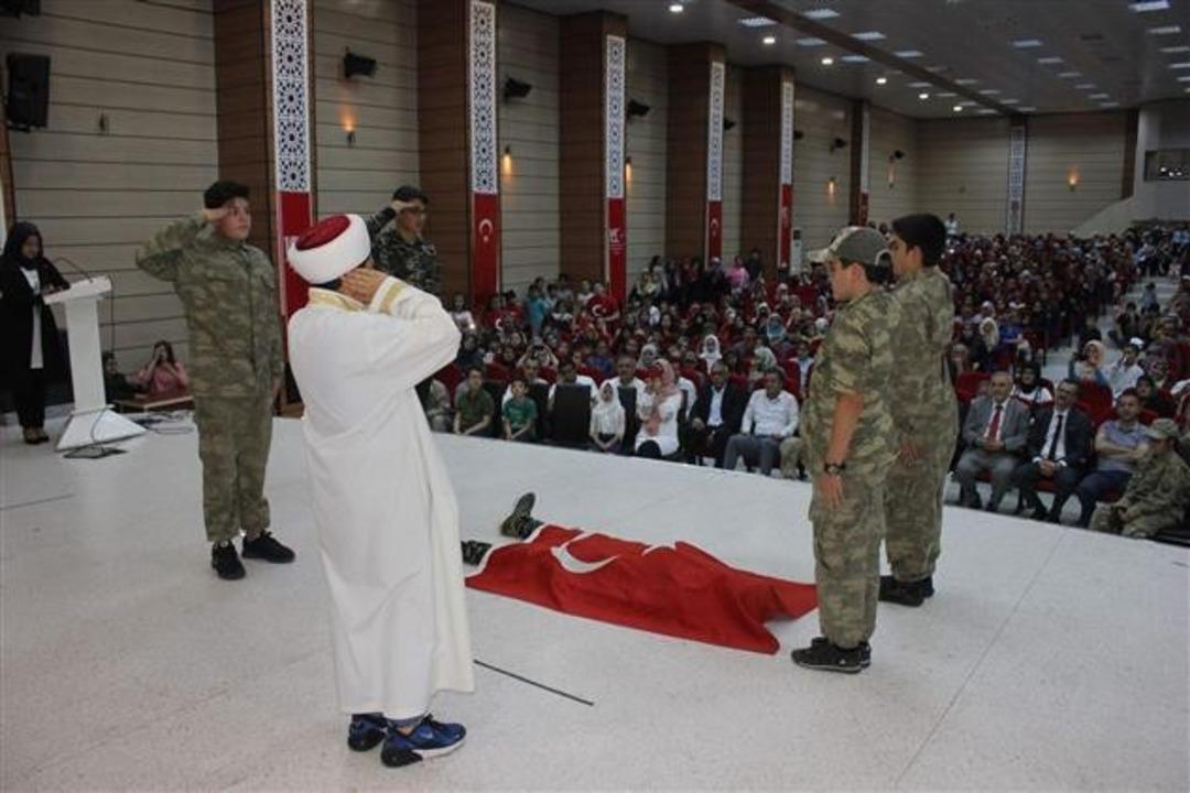 Kur&rsquo;an Kursları &ouml;ğrencileri, &ldquo;15 Temmuz&rsquo;u Anmak ve İhaneti Anlamak&rdquo; temalı g&ouml;steriler sergiledi