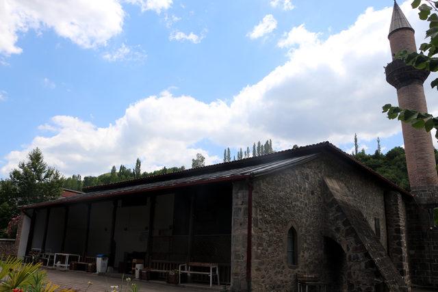 Fatih Sultan Mehmet'in namaz kıldığı Ulu Cami, zamana meydan okuyor