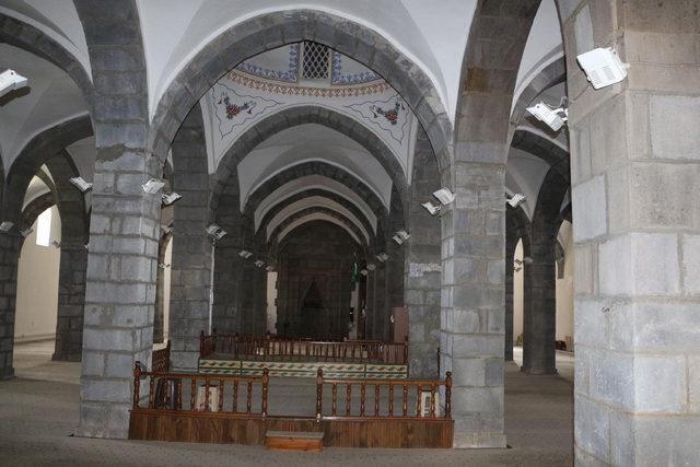 Fatih Sultan Mehmet'in namaz kıldığı Ulu Cami, zamana meydan okuyor