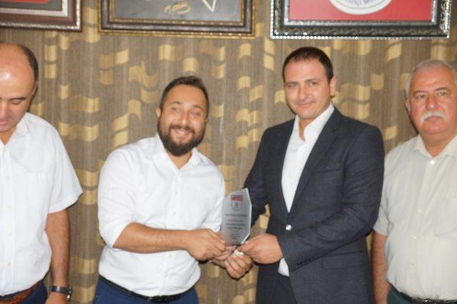 Ayın şoförüne ödülünü Aydın Forum AVM müdürü Kabakçı verdi