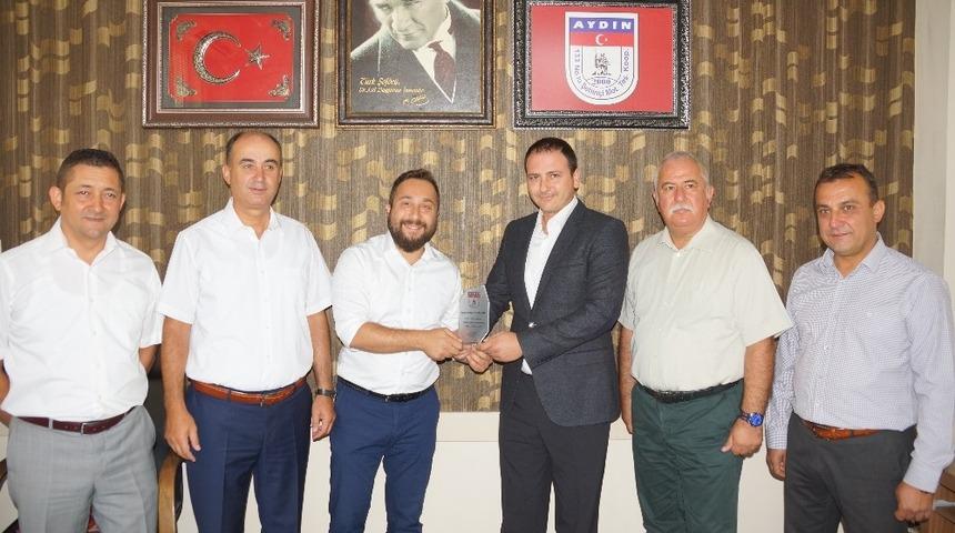 Ayın şof&ouml;r&uuml;ne &ouml;d&uuml;l&uuml;n&uuml; Aydın Forum AVM m&uuml;d&uuml;r&uuml; Kabak&ccedil;ı verdi