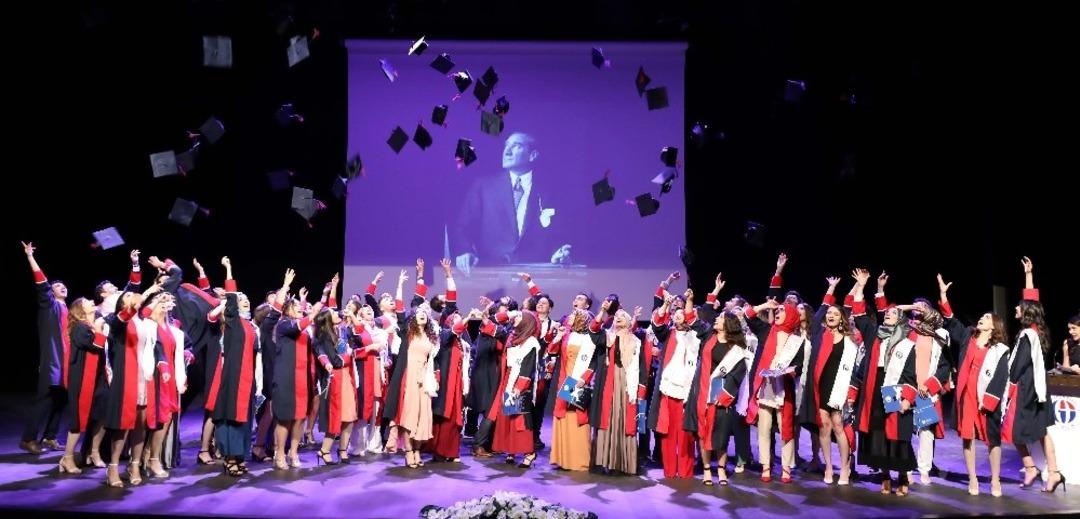 GA&Uuml;N Diş Hekimliği Fak&uuml;ltesi&rsquo;nde mezuniyet heyecanı