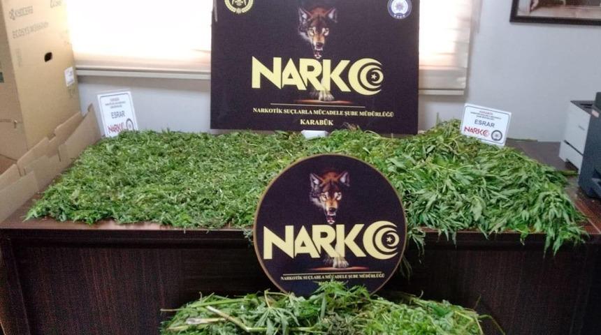 Evlerinde 11 kilo esrar ele geçirilen çift gözaltına alındı