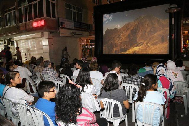 Ataşehir’de, akşamları yazlık sinema keyfi