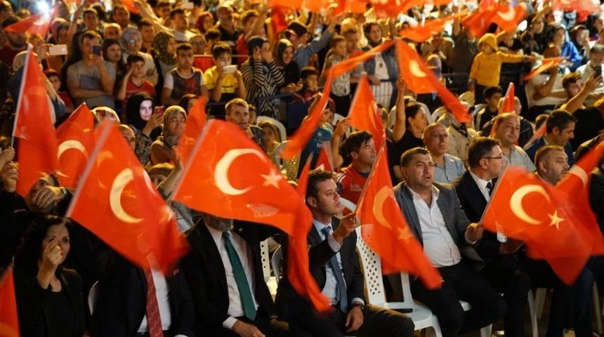 Askeri bando &ccedil;aldı, vatandaşlar s&ouml;yledi: &ldquo;Bir başkadır benim memleketim&rdquo;