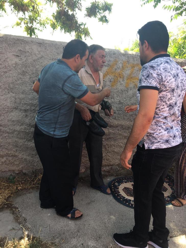 Yangından kurtarıldı, ayakkabılarını elinden bırakmadı G2