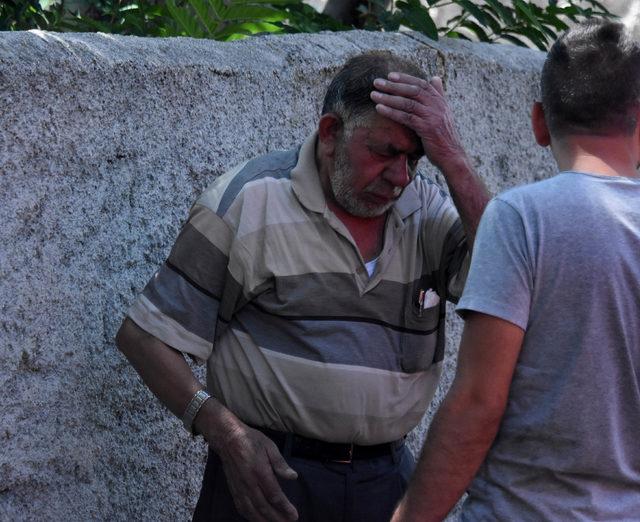 Yangından kurtarıldı, ayakkabılarını elinden bırakmadı