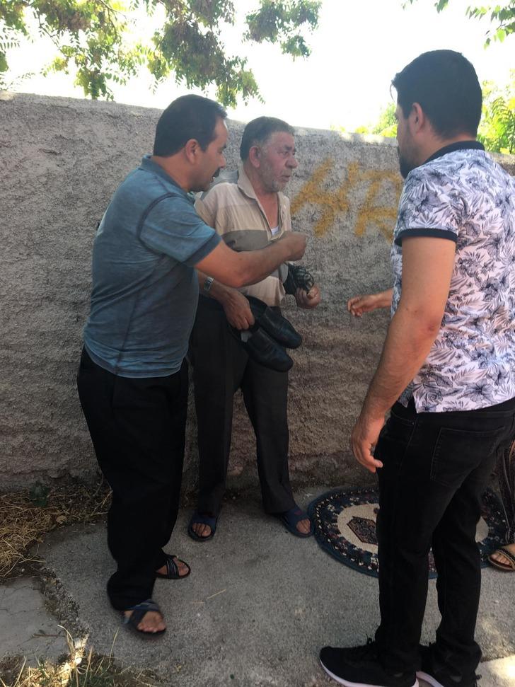 Yangından kurtarıldı, ayakkabılarını elinden bırakmadı G1