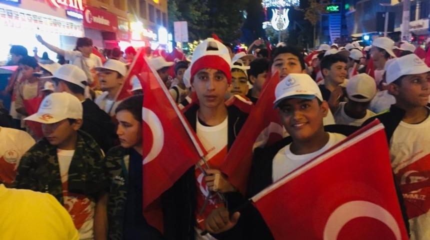 Yaz kampında bulunan gen&ccedil;lerden 15 Temmuz etkinliklerine destek