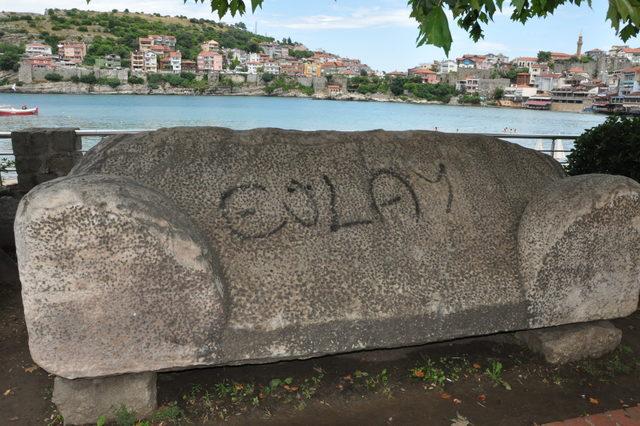 3 bin yıllık lahit kapağına spreyle yazı yazıldı 2