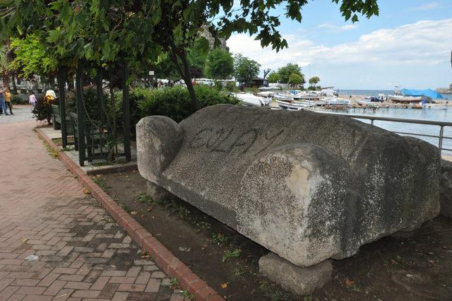 3 bin yıllık lahit kapağına spreyle yazı yazıldı 3