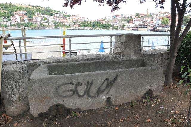 3 bin yıllık lahit kapağına spreyle yazı yazıldı 4