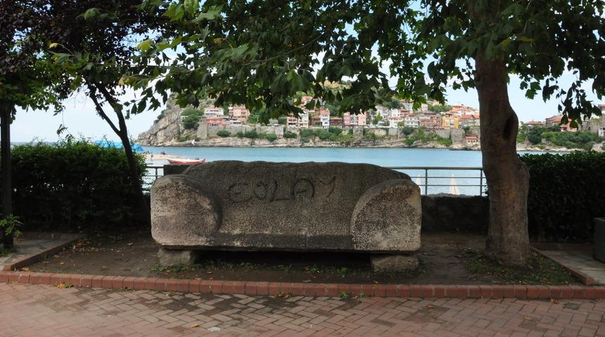 3 bin yıllık lahit kapağına spreyle yazı yazıldı