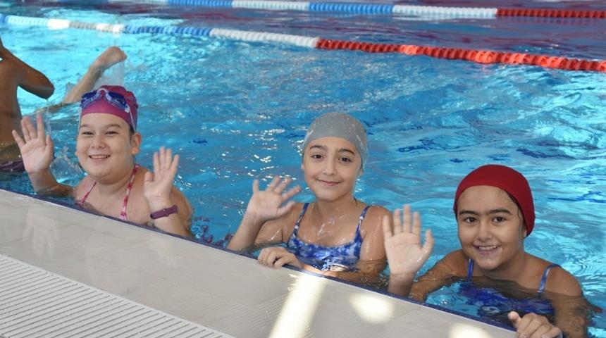 Aliağa Gen&ccedil;lik Merkezinde y&uuml;zme kursları başladı