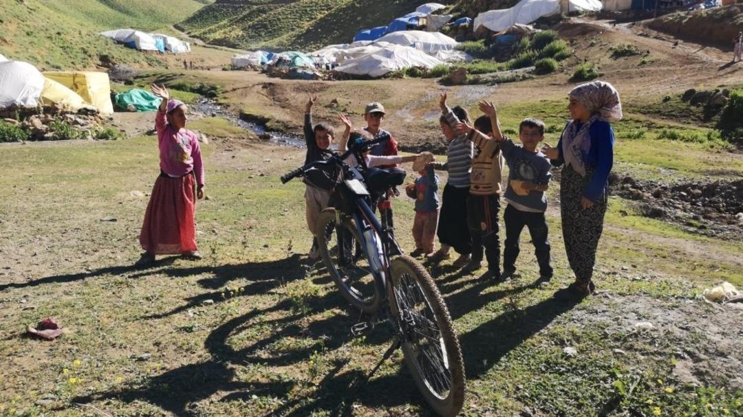 Yayladaki &ccedil;ocuklar i&ccedil;in 3 bin rakımda pedal &ccedil;evirdiler