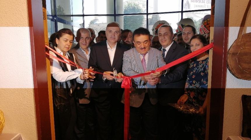 H&uuml;nerlerini sergilediler