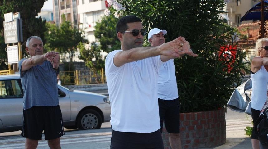 Başkan G&uuml;nel, Kuşadalılarla birlikte sabah sporu yapıyor