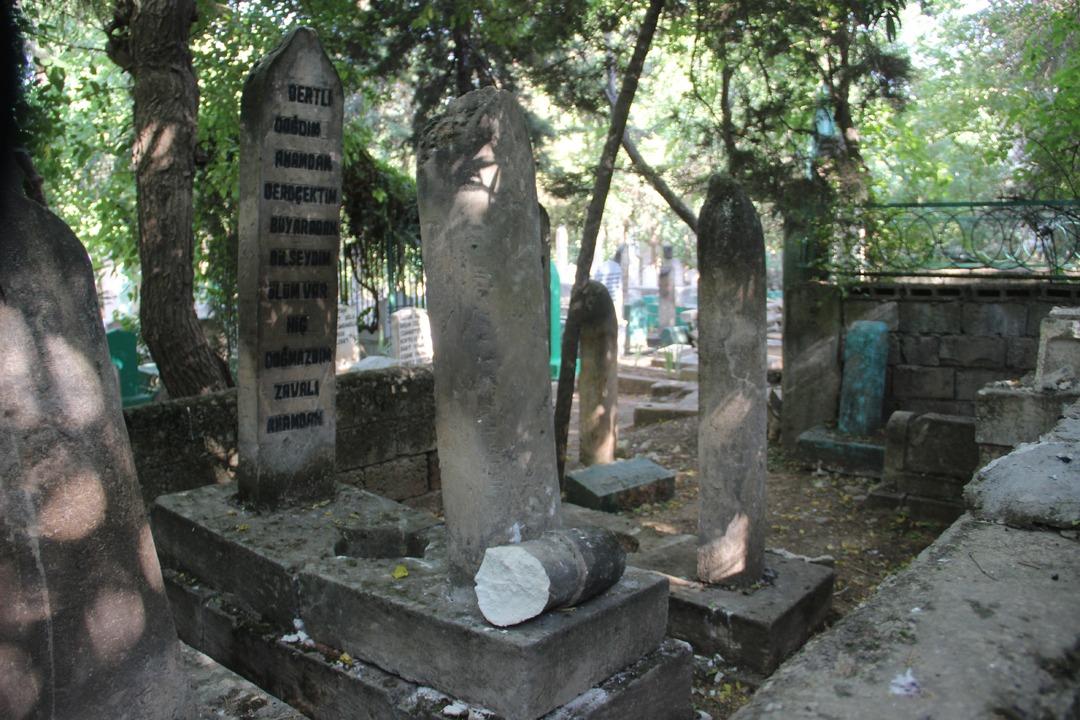 Hırsızlar bu kez mezarlığı talan etti