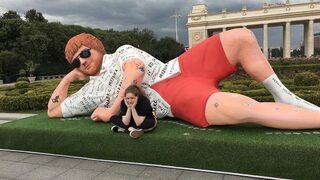 O meydana 5 metrelik heykelini koydular!