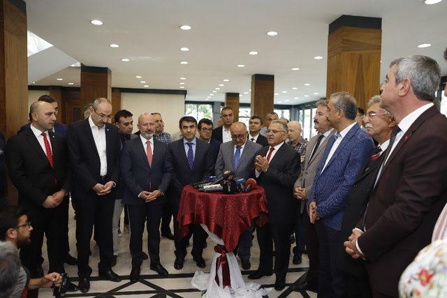 Başkan Büyükkılıç, Kayseri Gazeteciler Cemiyeti’nin Büyükşehir Belediyesi Sergi Salonu’ndaki 15 Temmuz Sergisi’nin açılışına katıldı