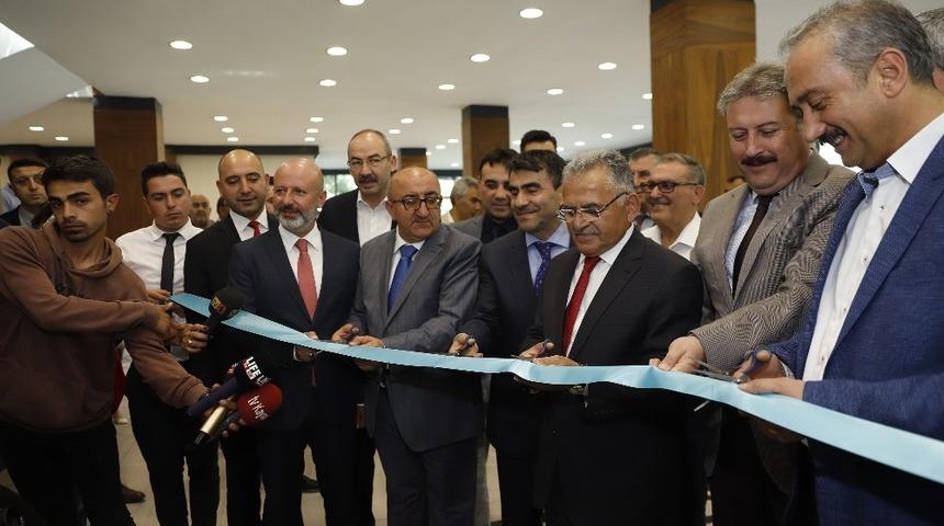Başkan B&uuml;y&uuml;kkılı&ccedil;, Kayseri Gazeteciler Cemiyeti&rsquo;nin B&uuml;y&uuml;kşehir Belediyesi Sergi Salonu&rsquo;ndaki 15 Temmuz Sergisi&rsquo;nin a&ccedil;ılışına katıldı
