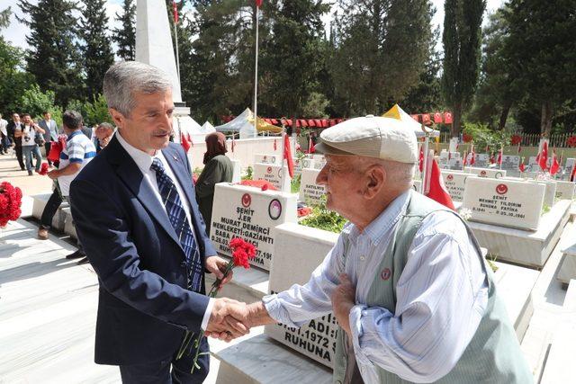 Tahmazoğlu, şehitlikleri ziyaret etti