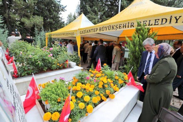 Tahmazoğlu, şehitlikleri ziyaret etti